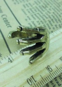Old Gold Retro Hand Ring